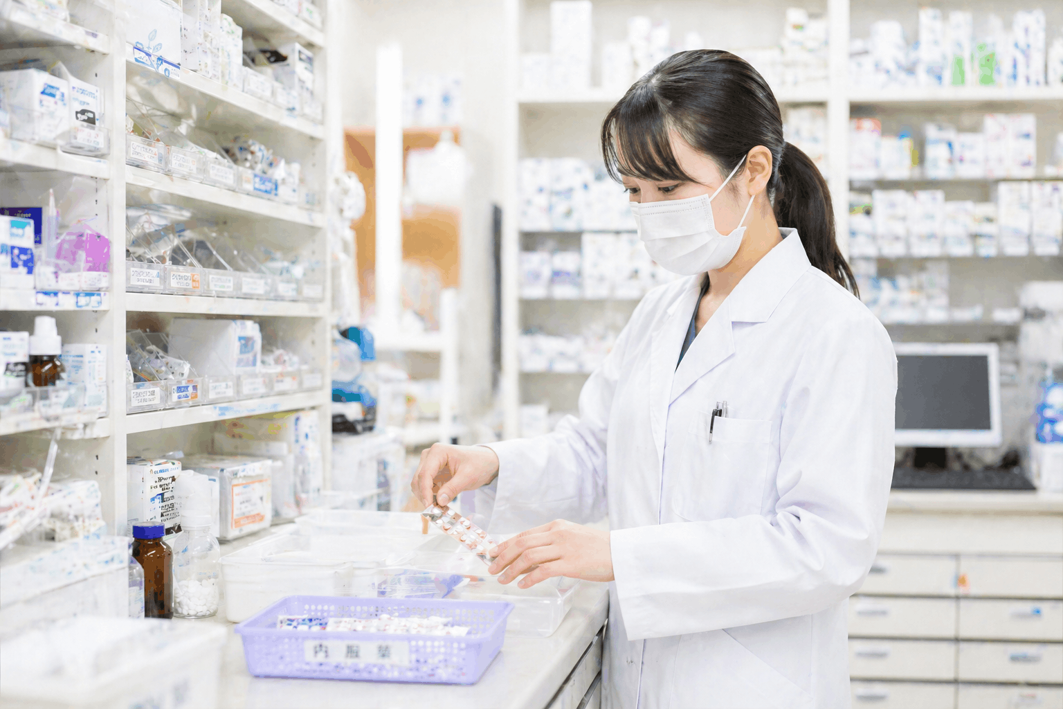 薬局内で薬剤師が調剤している様子