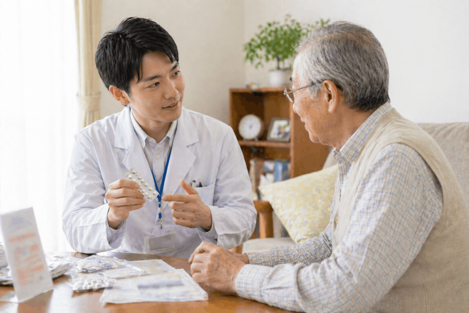薬剤師が在宅療養者と話している様子
