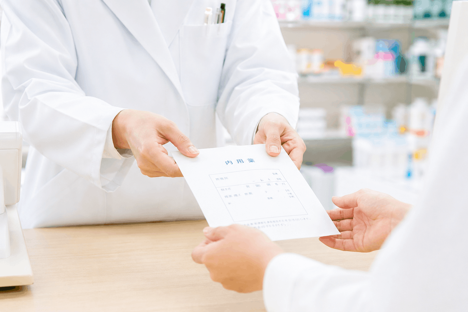薬剤師が処方箋を受け取っている様子